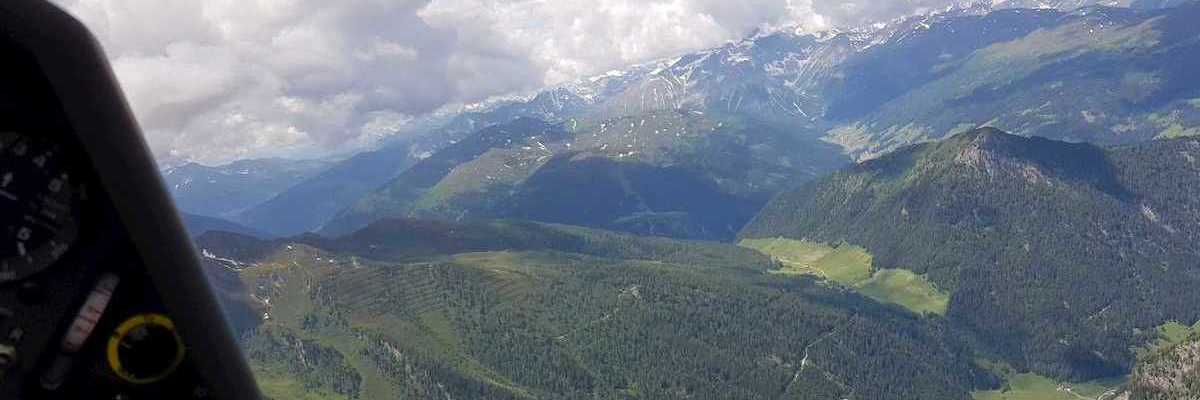 Flugwegposition um 09:55:12: Aufgenommen in der Nähe von Gemeinde Vals, 6154 Vals, Österreich in 2551 Meter